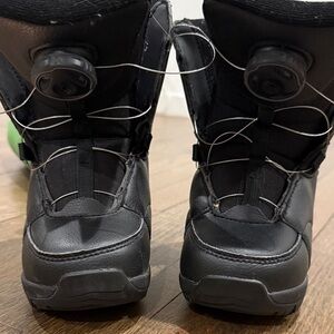 Mini shred kids black snow boots with BOA lace system WILL DO A LINT ROLL